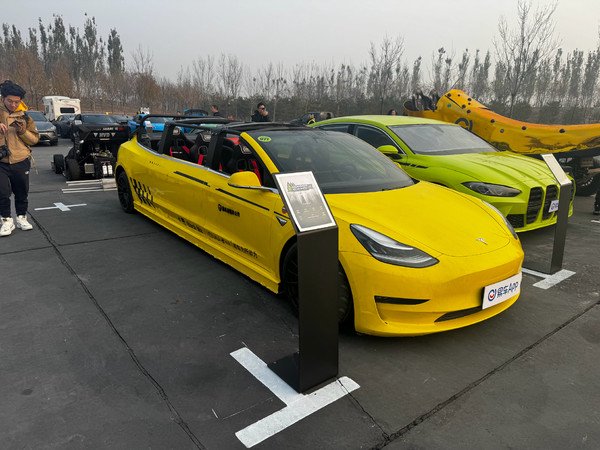 六座加长版特斯拉Model 3火了！敞篷设计 还带滚落架